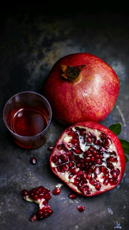 Гранатовый сок на черном фоне