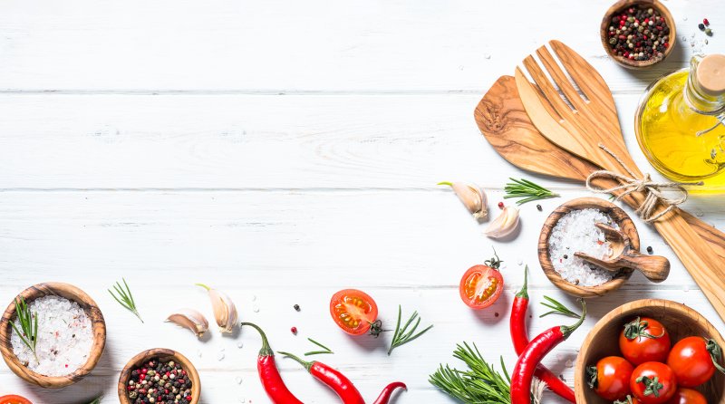 Овощи на деревянном столе